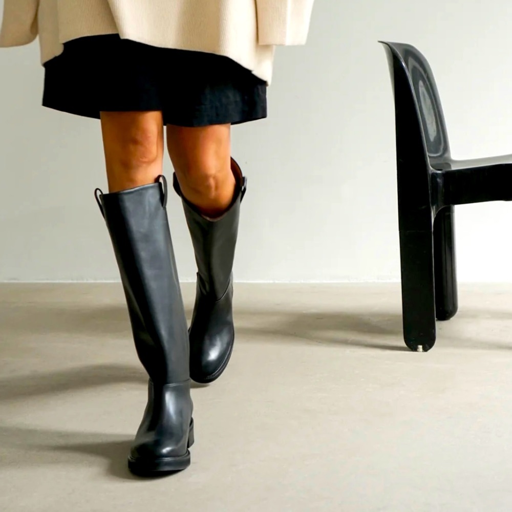 Near to new Flattered Frances boot. This is THE boot for fall 2023.